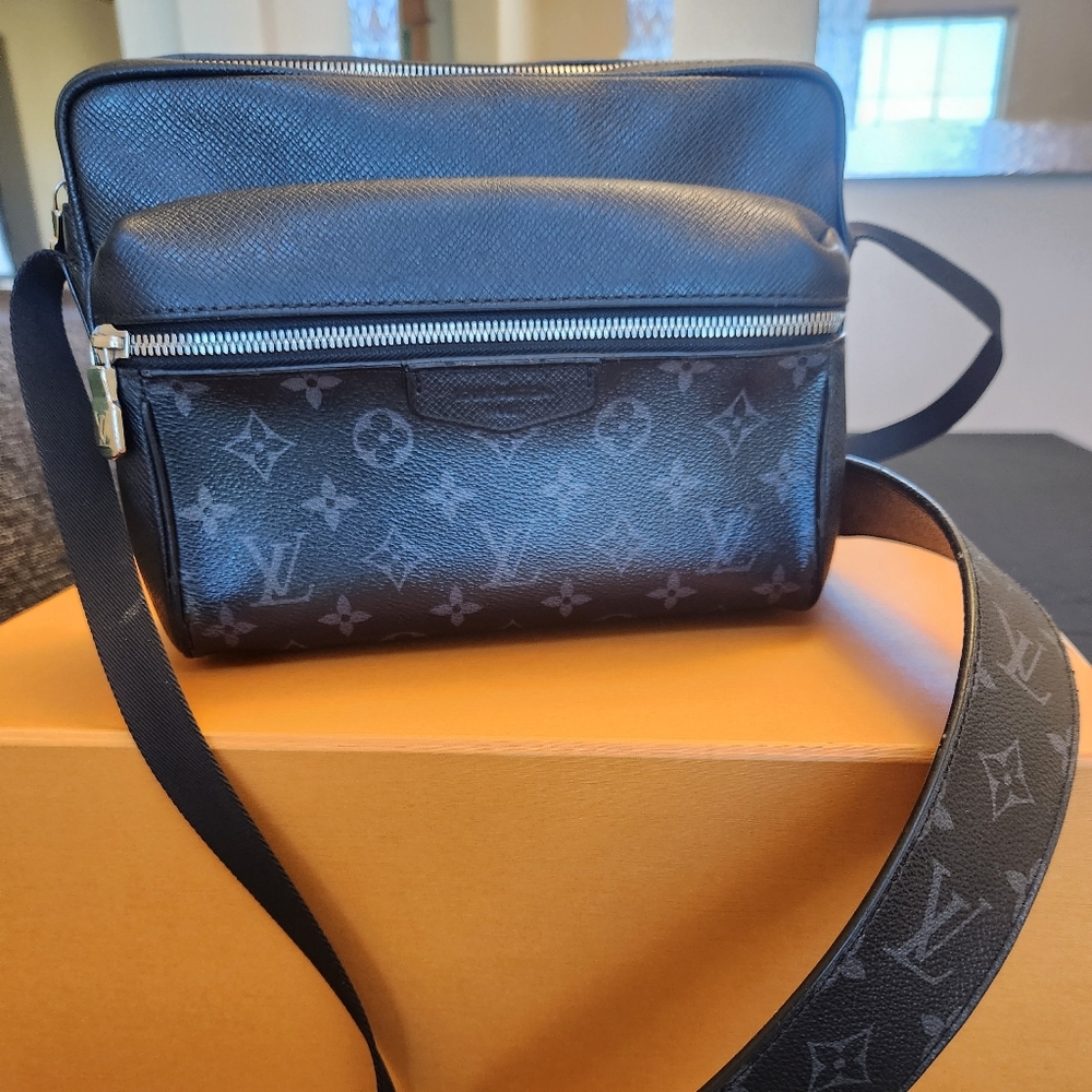 Authentic mens LOUIS VUITTON Taiga Rama Outdoor Messenger PM M30233 Crossbody